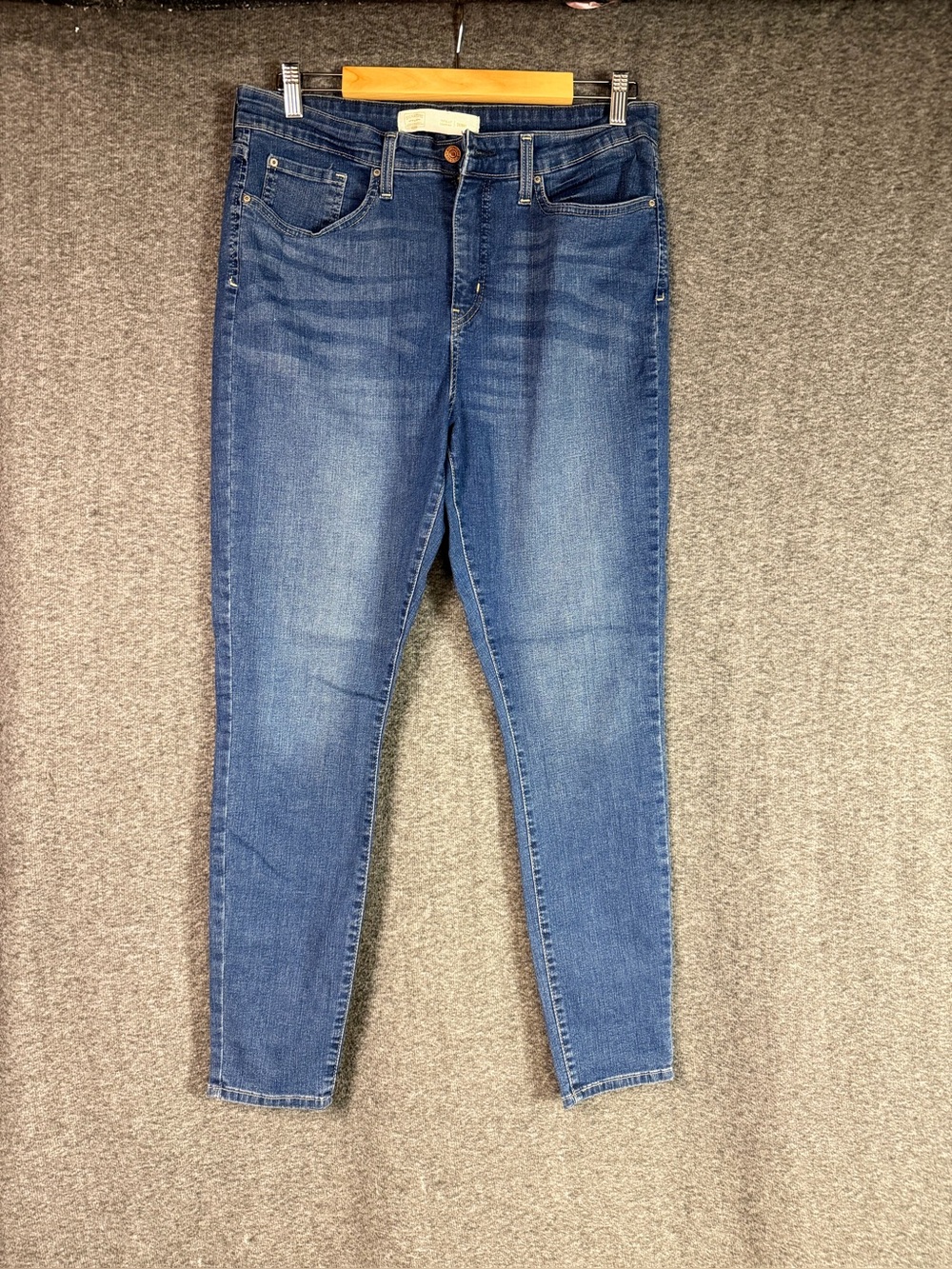 Levi Strauss Signature Gold Totally Shaping Skinny Jeans Medium Wash W33 L30